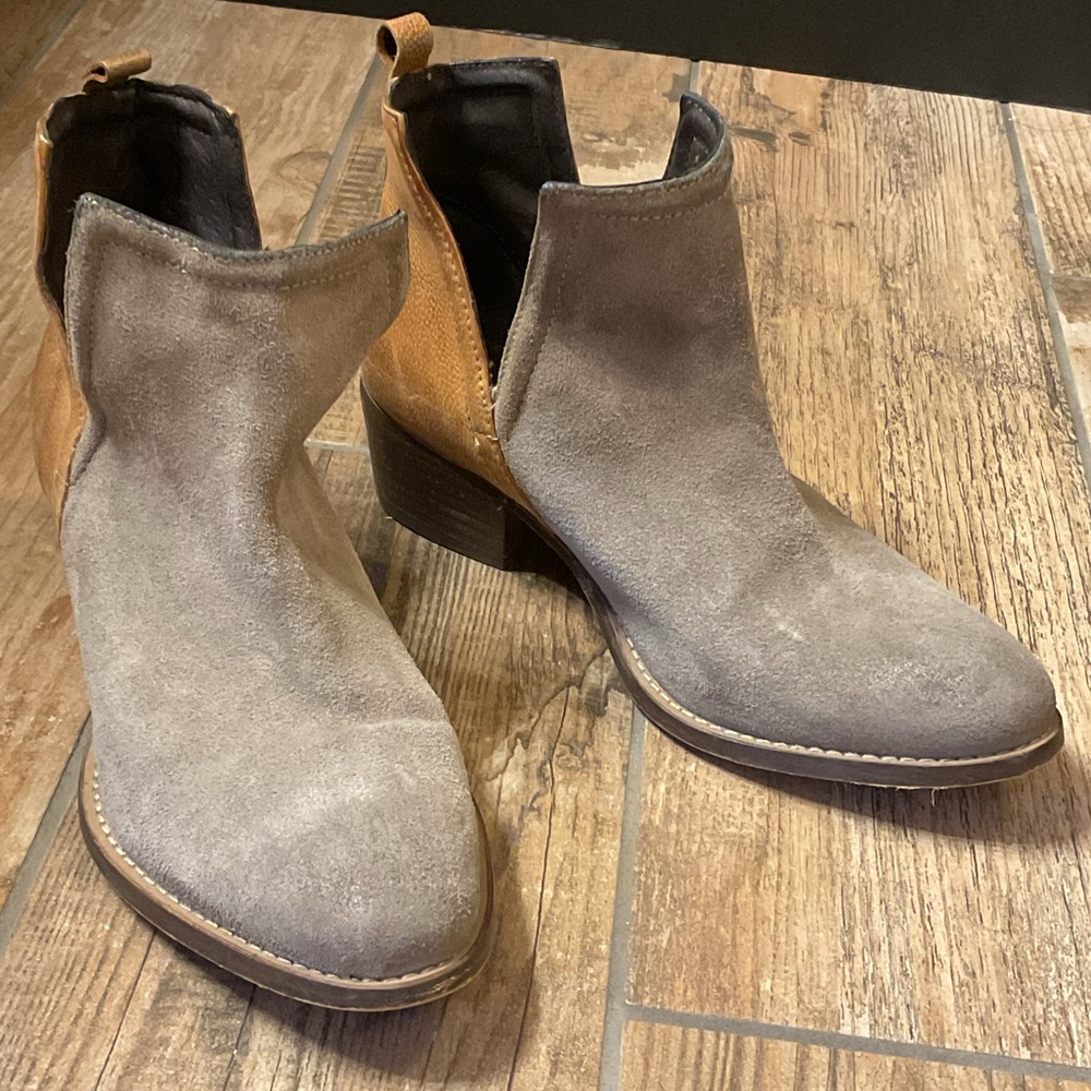 Preowned Diba Tribe Stepping Free Cutaway Ankle boots wms sz 7 1/2